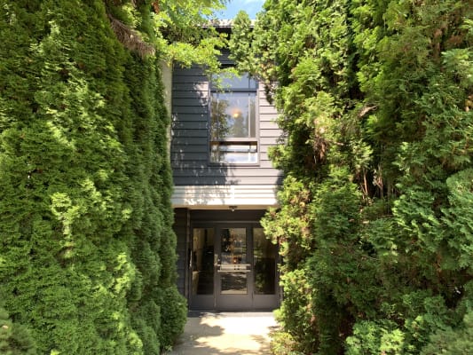 La Vonne Apartments property